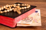 Bibel und Geldscheine