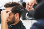 Ein Mann bekommt einen Haarschnitt