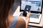 Frau mit Smartphone